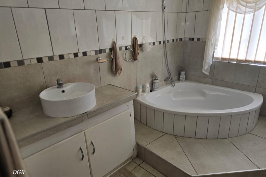 4 Bedroom Property for Sale in Herlear Northern Cape